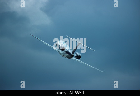 Embraer ERJ passenger jet qui décolle vers les nuages de tempête Banque D'Images