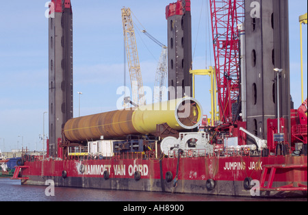 Marine jumping jack pile driver rig amarré sur la rivière yare au port de Great Yarmouth norfolk East Anglia angleterre uk Banque D'Images