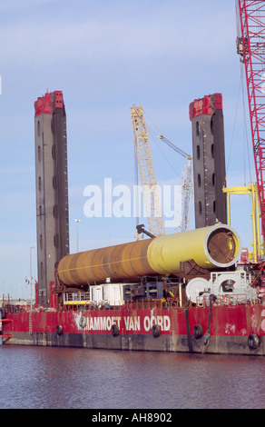 MARINE JUMPING JACK PILE DRIVER RIG AMARRÉ SUR LA RIVIÈRE YARE AU PORT DE GREAT YARMOUTH NORFOLK EAST ANGLIA ANGLETERRE UK Banque D'Images