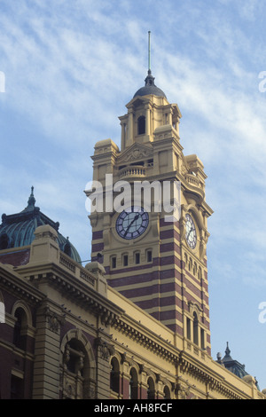 La tour de l'horloge à la gare de Flinders Street à Melbourne, Australie Banque D'Images