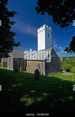 St James Church St Florence, avec vue sur Château De Manorbier dans l'ouest du pays de Galles, Royaume-Uni Banque D'Images