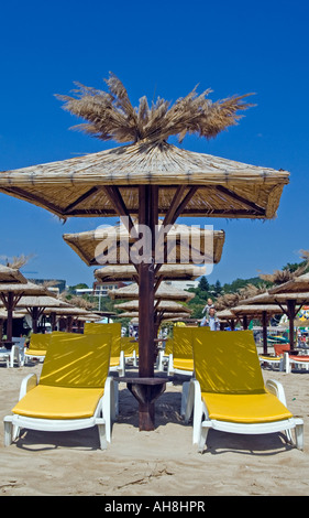Des chaises longues et des parasols sur la plage à Albena en Bulgarie Banque D'Images