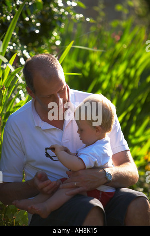Père et fils dans le jardin Dorset England UK Banque D'Images