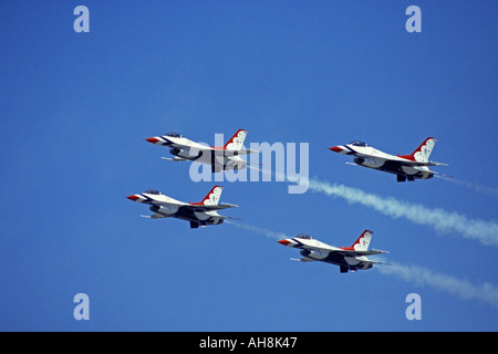 United States Airforce Thunderbirds battant leur Lockheed Martin F 16 Fighting Falcon Banque D'Images