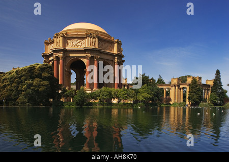 Palace of Fine Arts construit en 1915 situé au Presidio de San Francisco Californie Banque D'Images