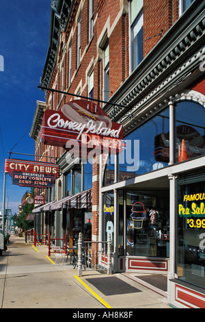 Vieilles enseignes au néon et de boutiques le long de Main Street USA au centre-ville de Mansfield Ohio Banque D'Images