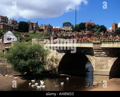 BRIDGNORTH SHROPSHIRE UK d'août à la ville haute jusqu'à à partir de l'anglais multi arqua Pont sur la rivière Severn Banque D'Images