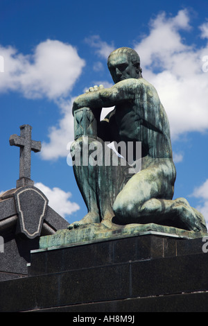 Satue de laiton à la tombe du cimetière de Recoleta, Buenos Aires, Argentine Banque D'Images