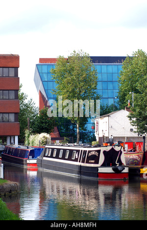Bassin du canal et les bureaux de HBOS, Aylesbury, Buckinghamshire, England, UK Banque D'Images