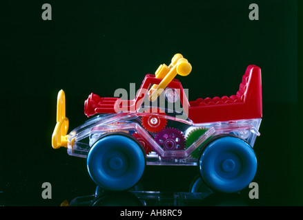 AAD71613 petite voiture automobile auto childs joy afficher pièces fabriqué de plastique coloré Rouge Jaune Bleu Vert Noir Couleurs arrière-plan Banque D'Images