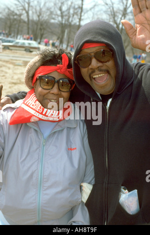 Smiling African American couple 45 ans signe MS Walk-a-thon. St Paul Minnesota USA Banque D'Images