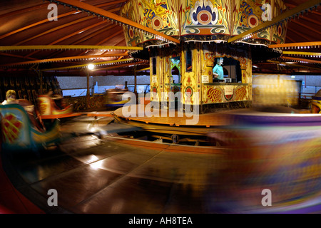 Le Waltzer Fairground ride en mouvement flou flou fun fête foraine Banque D'Images