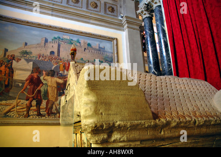 Sarcophage de St Euphémie près de peinture à l'intérieur de la cathédrale de St Euphémie Rovinj Istrie Croatie Banque D'Images