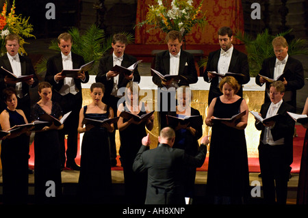 Gabrieli Consort chœur chantant dans l'église Saint-Jean à Ambert France Banque D'Images