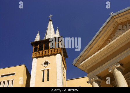 Église dans la station balnéaire de Baile Herculane, Roumanie Banque D'Images