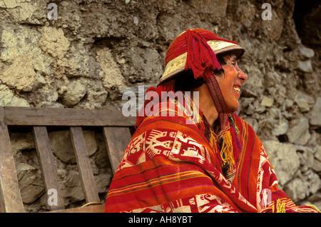 Habillé traditionnellement homme Quechua dans petit village dans la vallée sacrée du Pérou Banque D'Images