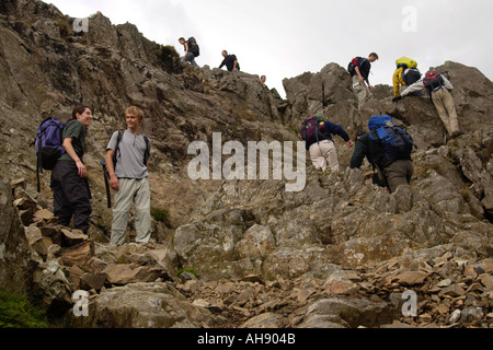 La queue pour monter sur le lit d'Goch ridge Gwynedd au nord du Pays de Galles UK GO Banque D'Images