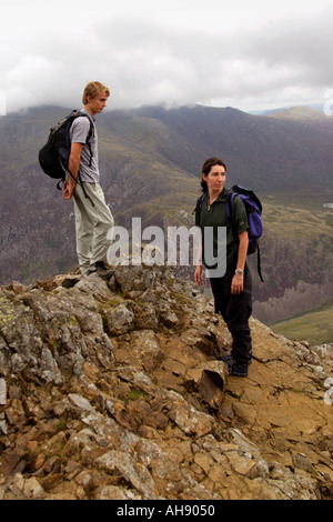 Les marcheurs au début de la huche Goch Ridge à la recherche vers le bas dans le Llanberis Pass au nord du Pays de Galles UK GO Gwynedd Banque D'Images