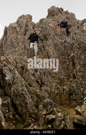 En descendant une partie de la Crèche Goch ridge lors de la marche vers le sommet du Mont Snowdon Gwynedd au nord du Pays de Galles UK GO Banque D'Images