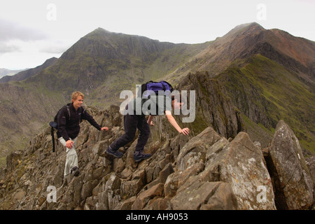 Les promeneurs traversant le lit-bébé Goch Ridge sur la route jusqu'au sommet du Mont Snowdon, en haut à gauche, Gwynedd North Wales UK Banque D'Images