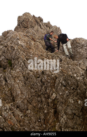 En descendant une partie de la Crèche Goch Ridge sur le chemin vers le sommet du Mont Snowdon Gwynedd au nord du Pays de Galles UK GO Banque D'Images