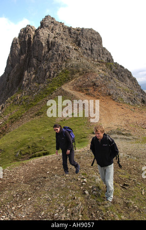 Marcher jusqu'au sommet du Mont Snowdon via la Crèche Goch ridge Gwynedd au nord du Pays de Galles UK GO Banque D'Images