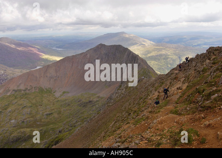 Les promeneurs sur la Crèche Goch Ridge sur la route jusqu'au sommet du Snowdon Gwynedd North Wales UK Banque D'Images