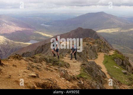 Les promeneurs sur la Crèche Goch Ridge sur la route jusqu'au sommet du Snowdon Gwynedd North Wales UK Banque D'Images