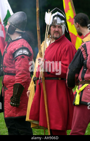 Archers re promulgation d'une bataille médiévale à Cosmeston Medieval Village South Wales UK GO