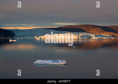 Eqip spectaculaire glacier dans l'ombre et soleil au coucher du soleil avec l'iceberg sur mer calme en face de la baie de Disko, sur la côte ouest du Groenland Banque D'Images