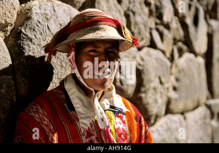 Habillé traditionnellement homme Quechua dans petit village dans la vallée sacrée du Pérou Banque D'Images