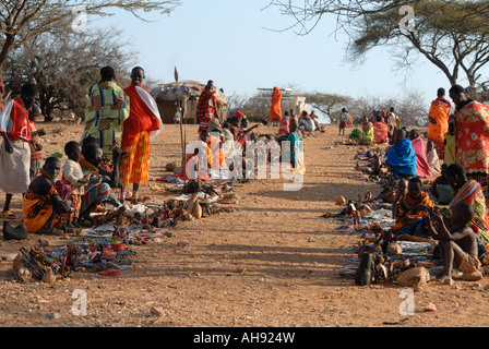 Un traditionnel village Samburu avec marché organisé pour la vente de marchandises aux visiteurs près de la réserve nationale de Samburu, Kenya Afrique de l'Est Banque D'Images