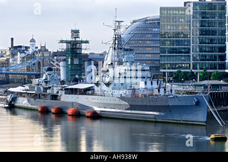 Le HMS Belfast amarré le long de la rive sud de la rivière Thames à London. Banque D'Images