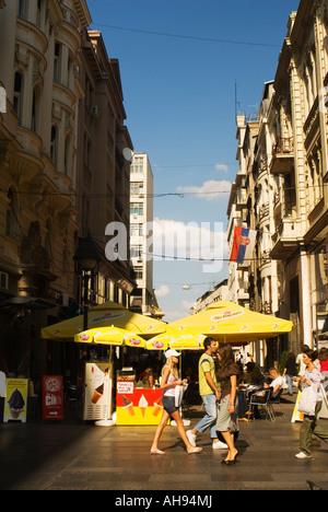 Les piétons marchant le long de la rue Knez Mihailova, Belgrade, Serbie Banque D'Images