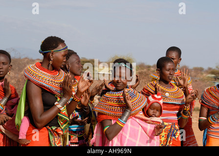 Les femmes Samburu clapping leurs mains pour applaudir et accompagner les hommes danser près de la réserve nationale de Samburu, Kenya Afrique de l'Est Banque D'Images