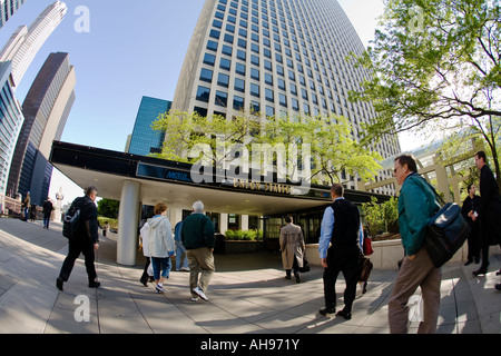 Chicago Illinois les navetteurs à pied vers l'entrée de la gare Union terminal pour les trains Metra fin de journée Banque D'Images