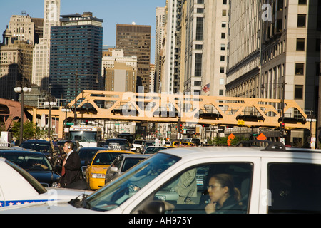 L'encombrement du trafic sur l'Illinois Chicago Wacker Drive taxis et voitures bus zone piétonne Banque D'Images