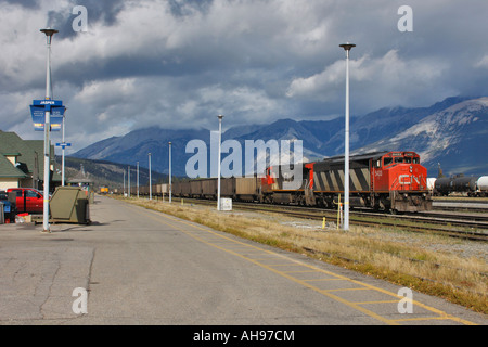 Entrée en train de marchandises de la gare de Jasper, dans les rocheuses canadiennes. Banque D'Images