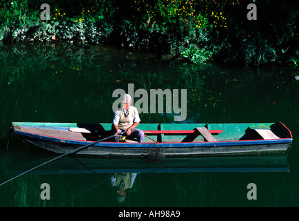 Pêche à l'homme à partir d'un bateau en bois sur le fleuve Charente, France Banque D'Images