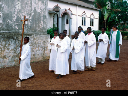 Autel catholique romaine et les garçons un prêtre en procession avant la messe du dimanche dans une église à Tabou, Côte d'Ivoire Banque D'Images