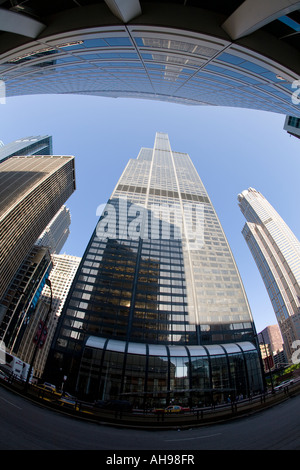 Sears Tower Chicago Illinois vue du sol au sommet Wacker Drive fisheye vue latérale Banque D'Images