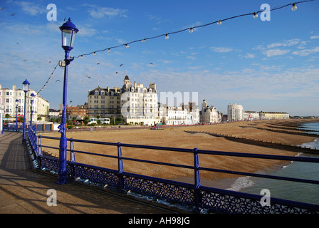 Plage et de la promenade de la jetée, Eastbourne, East Sussex, Angleterre, Royaume-Uni Banque D'Images