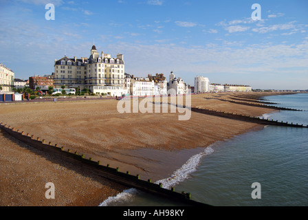 Plage et de la promenade de la jetée, Eastbourne, East Sussex, Angleterre, Royaume-Uni Banque D'Images