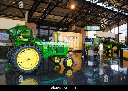 L'ILLINOIS Moline Visiteurs à bornes interactives à l'intérieur de John Deere Pavilion tracteurs et machines agricoles sur l'affichage Banque D'Images