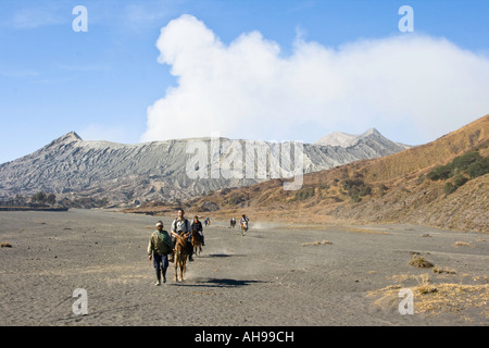 Tengger mène l'homme sur l'éruption de fumée Gunung Bromo ou le Mont Bromo Java Indonésie Banque D'Images