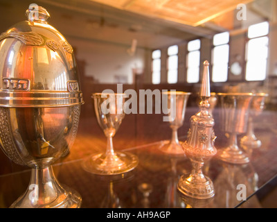 Objets rituels judaïque et d'autres souvenirs dans la section des musées une synagogue juive historique Banque D'Images