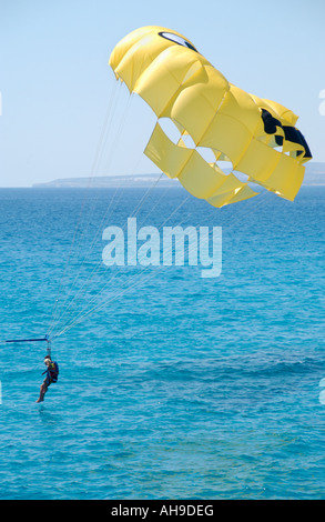 Le parapente au large de la plage de Nissi près de Ayia Napa sur l'île Méditerranéenne de Chypre UE Banque D'Images