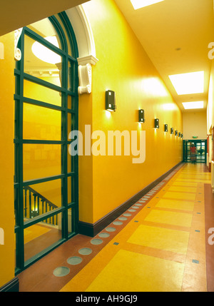 Corridor coloré au Liverpool Institute of Performing Arts Banque D'Images