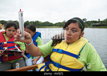 Préserve Libertyville Illinois Girl utilisé anémomètre les élèves effectuent des tests de qualité de l'eau dans le lac ScienceFirst Banque D'Images