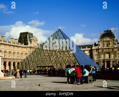 La pyramide de verre dans la cour du Musée du Louvre, Paris, France Banque D'Images